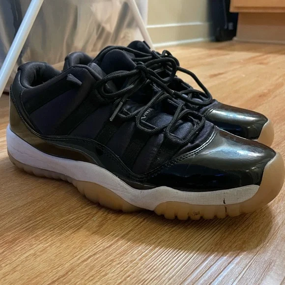 Women’s Jordan 11 Bleached Coral - Picture 2 of 6